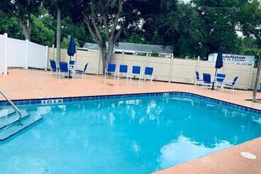 Otel Days Inn & Suites By Wyndham Tampa / Raymond James Stadium