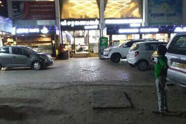 Otel Saravanaa Residency