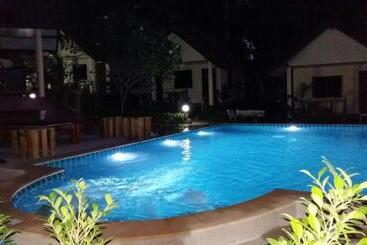 Hostel Baansanook Resort & Swimming Pool