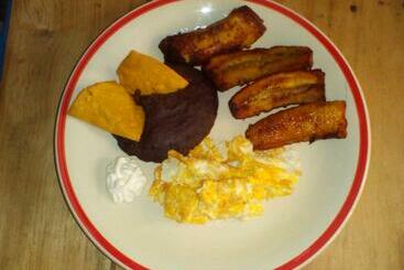 هتل Y Restaurante Playa Linda