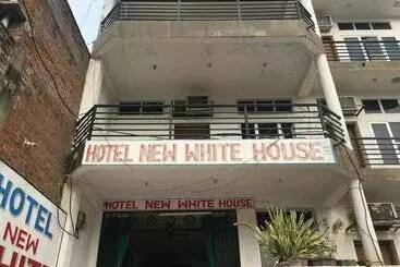 ホテル New White House Tikamgarh