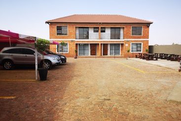 בית מלון כפרי Koi Sun S Beverly Hills Inn