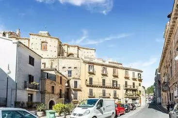 Vibrant Cottage Near Lake In Bomba