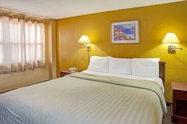 Отель Travelodge By Wyndham Fort Lauderdale