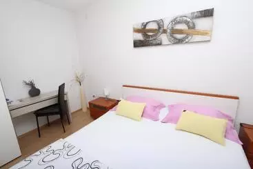 Pension Rooms And Apartment Luana