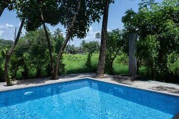 Отель Lotusfeet Beach Resort Morjim