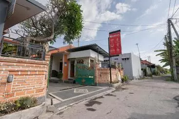 Hotel Reddoorz Near Buleleng Harbour 2