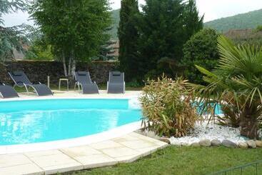 مبيت وإفطار Chambres D'hôtes L'ardiegeoise