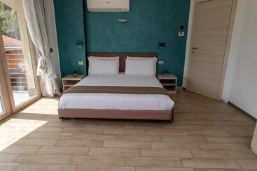 Bellagio Village  4 Apartments By The Lake   Seasonal Warm Pool And Sauna