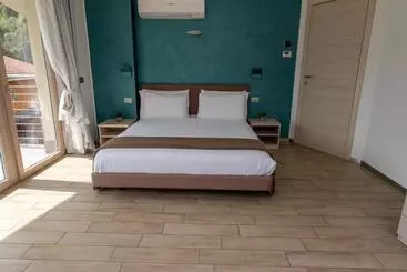 Bellagio Village  4 Apartments By The Lake   Seasonal Warm Pool And Sauna