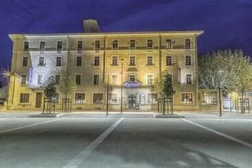 Kyriad Orange Centre Ville 3 Stars Hotel Restaurant La Galerie D Art Des Princes Provence Alpe