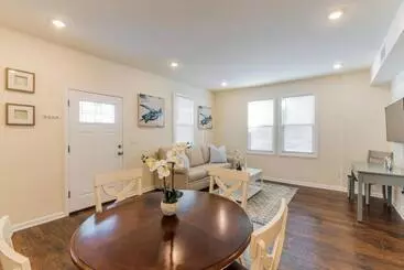 Aamiaismajoitus (B&B) 2 Blocks From Beach Sleeps 16