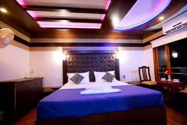 Hotel Indiavacationz Houseboat