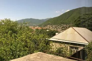 تختخواب و صبحانه Shaki Host House