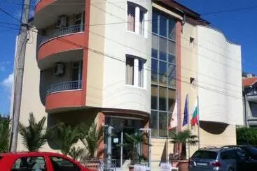 Family Hotel Deja Vu