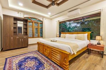 Resort Stayvista At Serene Valley With Bonfire & Badminton