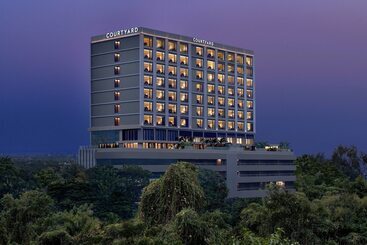 Hotel Courtyard By Marriott Ahmedabad Sindhu Bhavan Road