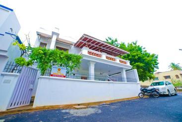 פנסיון Giri White Villa