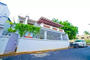 Pension Giri White Villa
