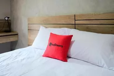 Hotel Reddoorz Near Trans Studio Mall Cibubur 3