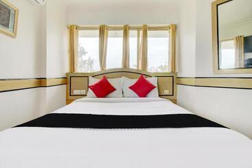 Hotel Collection O 75308 Floatel International Beach Resort