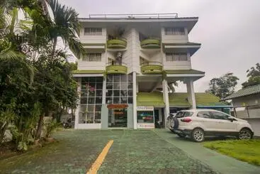 Hotel Collection O 75308 Floatel International Beach Resort