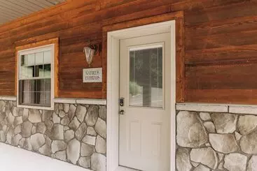 Retkeilymaja Sojourner's Lodge & Log Cabin Suites