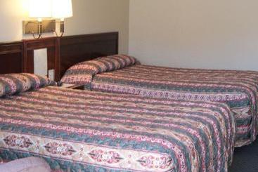 Отель Mohican Little Brown Inn