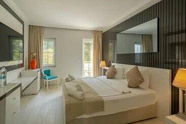 Отель Golden Beach Resort & Spa