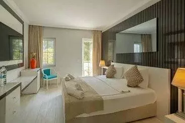 酒店 Golden Beach Resort & Spa