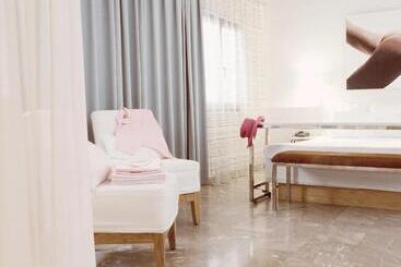 Petit Palace Hotel Tres