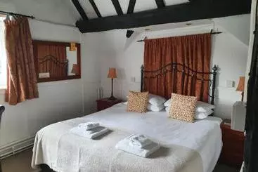 Old Court Hotel & Apartments