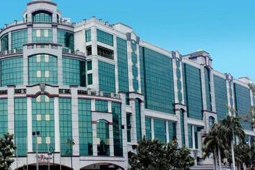 Отель The Rizqun International