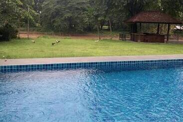 酒店 Riverhouse The Teak House