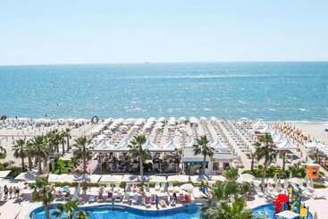 Grand Blue Fafa Resort & Spa