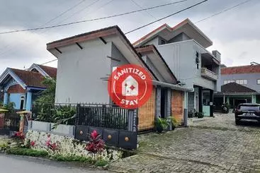 Hotel Oyo 90252 Villa Dini & Homestay Batu