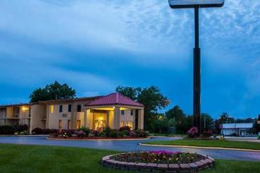 Отель Amerihost Inn & Suites