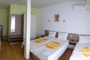 ペンション Guest House Rosa