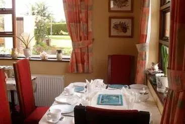 Отель Hillcrest Country Home