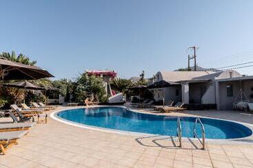 Hotell Marillia Village