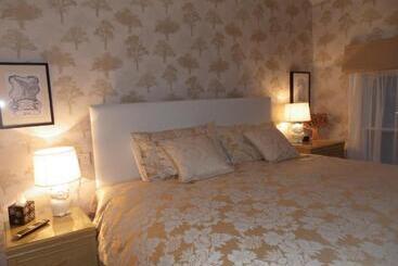 Hotel Maison Dieu Guest House