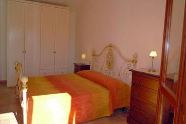 Отель Le Residenze Di Chia