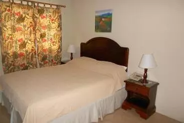 هتل Pipers Cove Resort
