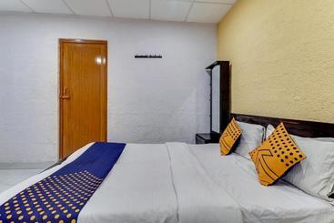 Hotel Spot On 77859 Eighteen Th Guest House