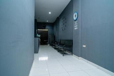 Отель Living Kost Syariah At Alam Sutera Redpartner