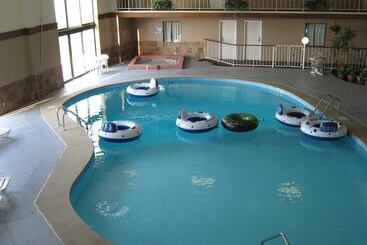 בית מלון כפרי Knights Inn & Suites Emporia