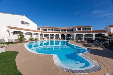 ホテル Hôtel Restaurant Le Grand Large   Face à La Plage   Ile De Ré