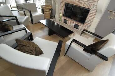 Отель Montdespins Domaine De Vacances, Vakantiedomein Dennenheuvel