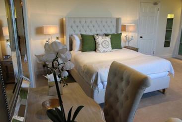 בית מלון כפרי The Black Lion, Long Melford