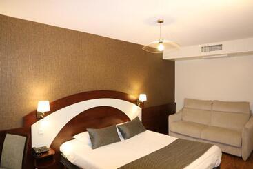 בית מלון כפרי The Originals Boutique, Hôtel Le Lion D'or, Fougères Ouest